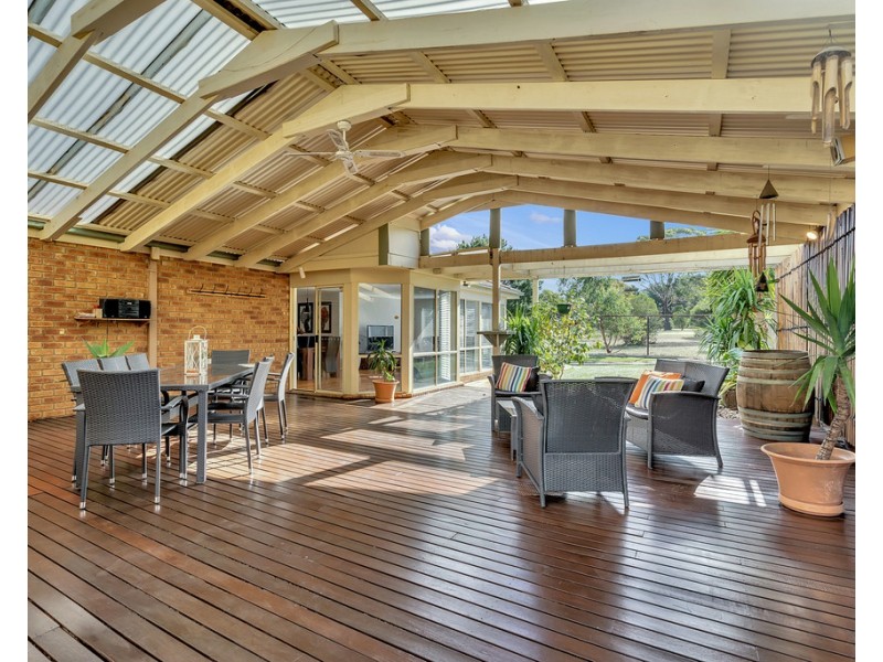 16 Heytesbury Crescent, Craigieburn VIC 3064