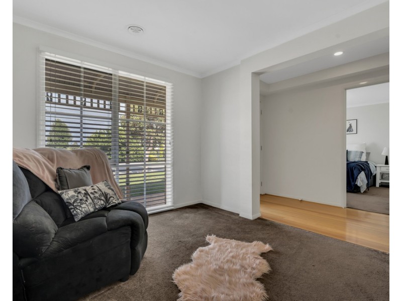 16 Heytesbury Crescent, Craigieburn VIC 3064