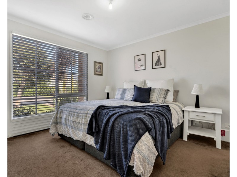 16 Heytesbury Crescent, Craigieburn VIC 3064