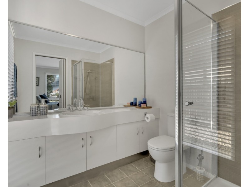 16 Heytesbury Crescent, Craigieburn VIC 3064