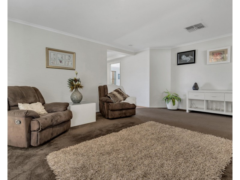 16 Heytesbury Crescent, Craigieburn VIC 3064