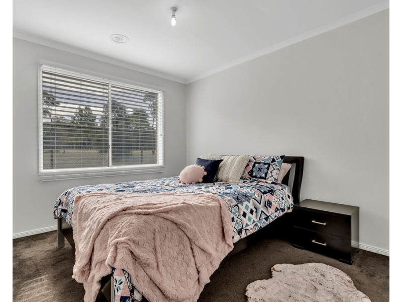 16 Heytesbury Crescent, Craigieburn VIC 3064