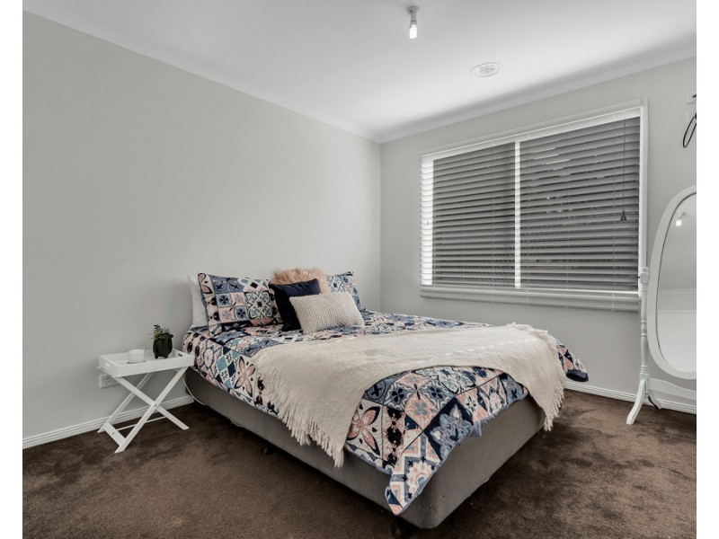 16 Heytesbury Crescent, Craigieburn VIC 3064