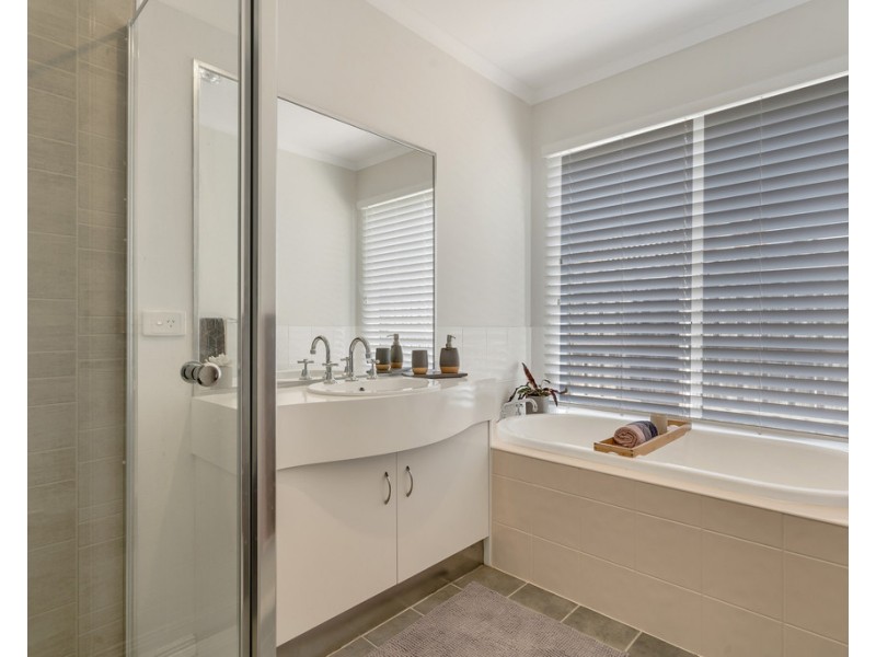 16 Heytesbury Crescent, Craigieburn VIC 3064