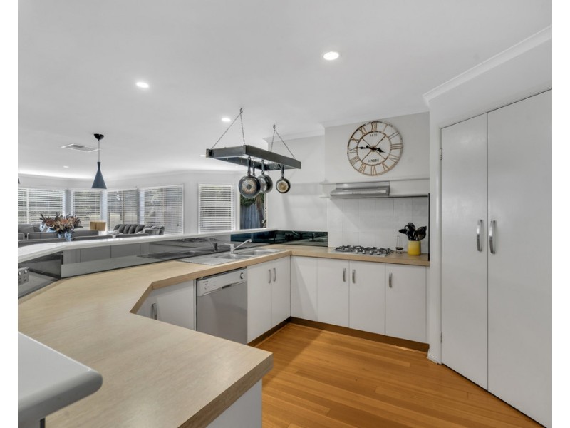 16 Heytesbury Crescent, Craigieburn VIC 3064