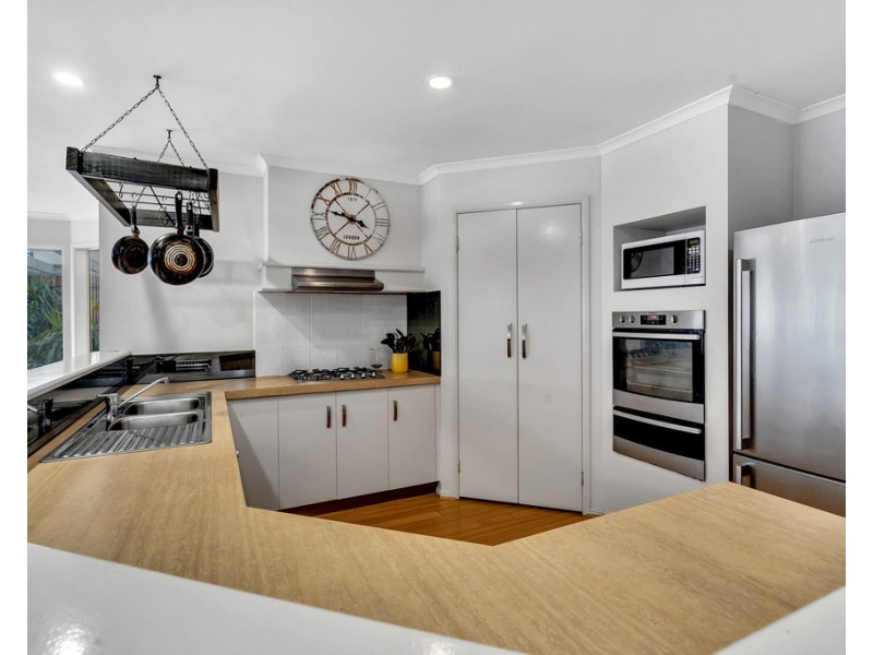 16 Heytesbury Crescent, Craigieburn VIC 3064