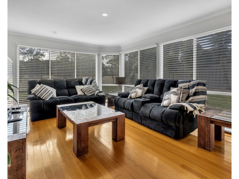 16 Heytesbury Crescent, Craigieburn VIC 3064