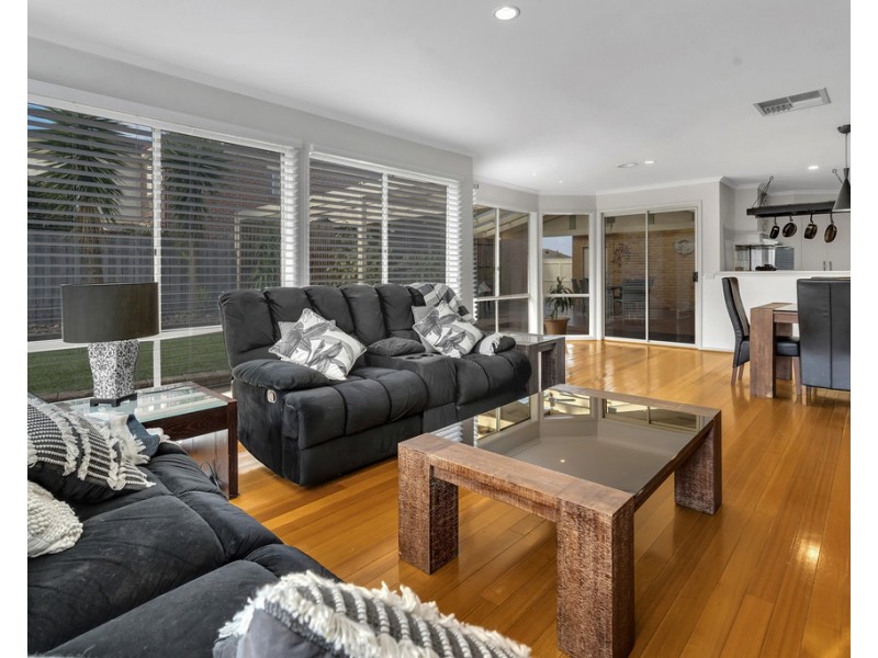 16 Heytesbury Crescent, Craigieburn VIC 3064