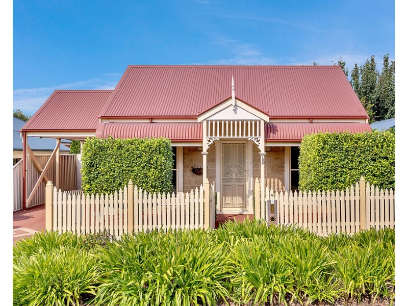 4 Woodbine Close, Craigieburn VIC 3064