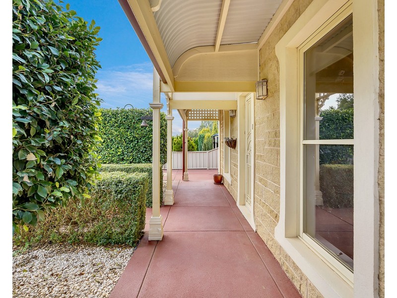 4 Woodbine Close, Craigieburn VIC 3064