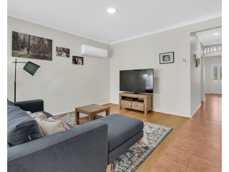 4 Woodbine Close, Craigieburn VIC 3064