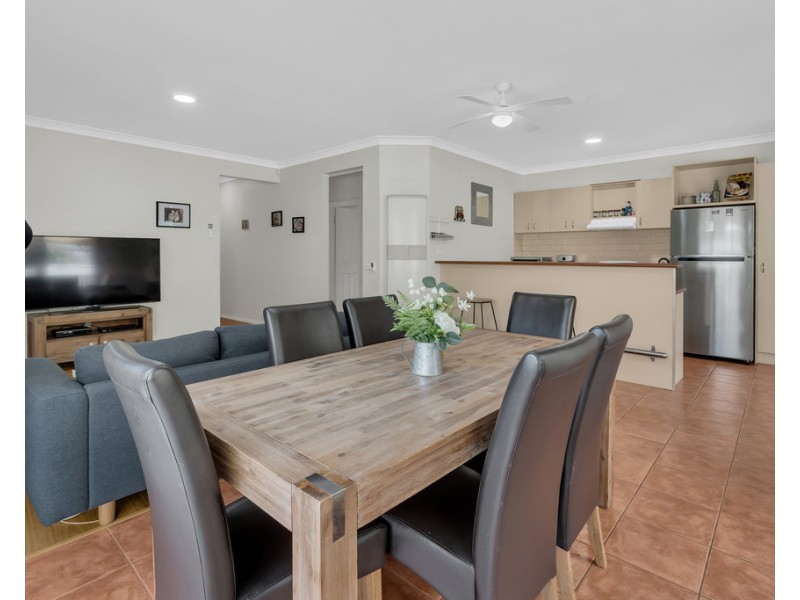 4 Woodbine Close, Craigieburn VIC 3064