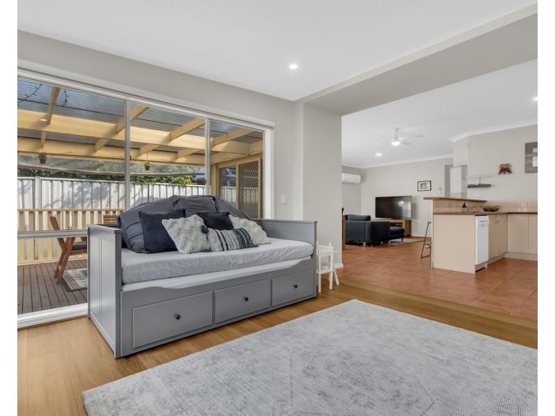 4 Woodbine Close, Craigieburn VIC 3064