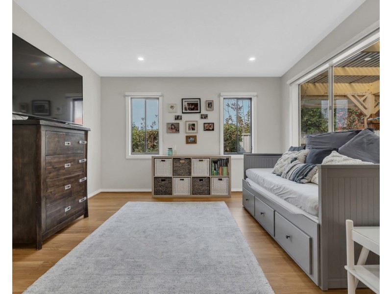 4 Woodbine Close, Craigieburn VIC 3064