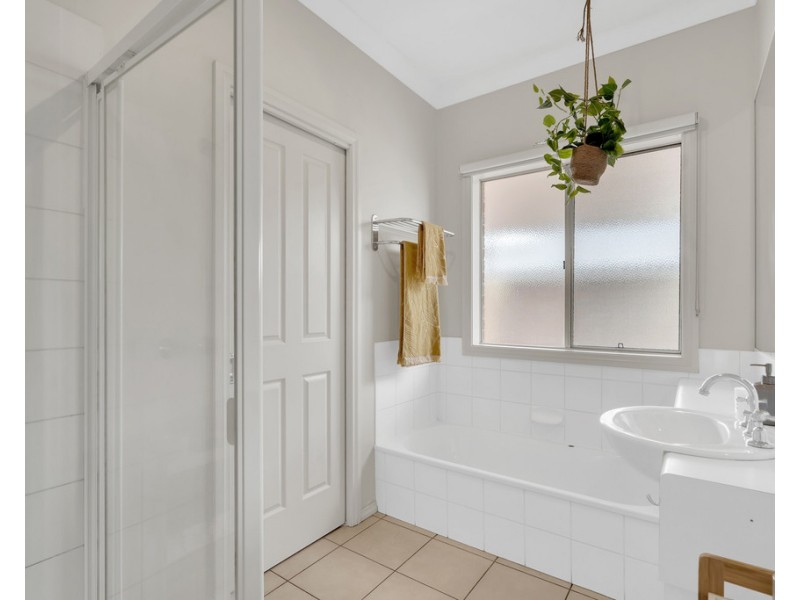 4 Woodbine Close, Craigieburn VIC 3064