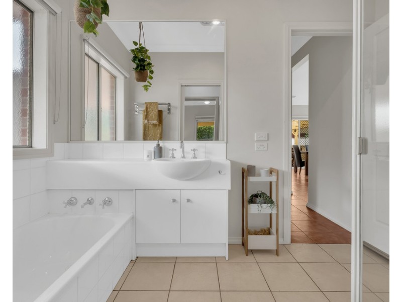 4 Woodbine Close, Craigieburn VIC 3064