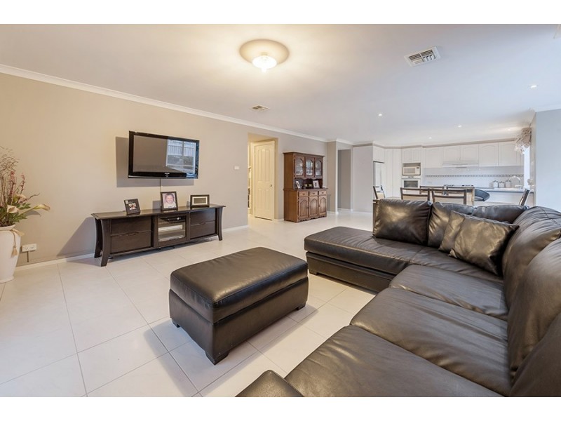 8 Burniston Avenue, Craigieburn VIC 3064