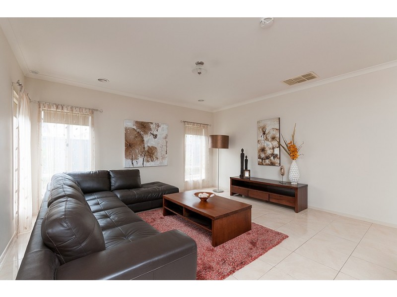 25 Cheltenham Close, Craigieburn VIC 3064