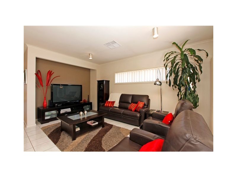 30 Hoxton Crescent, Craigieburn VIC 3064