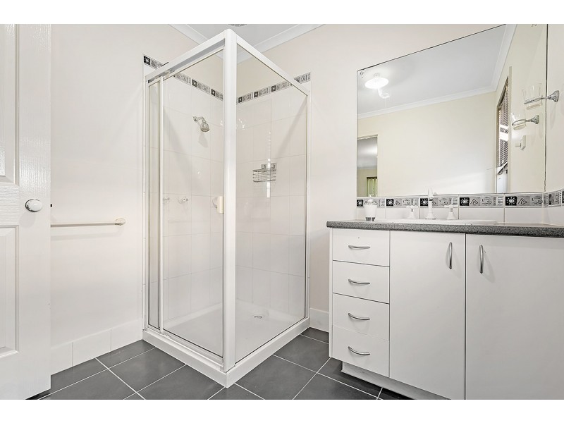 8 Eastwood Place, Craigieburn VIC 3064