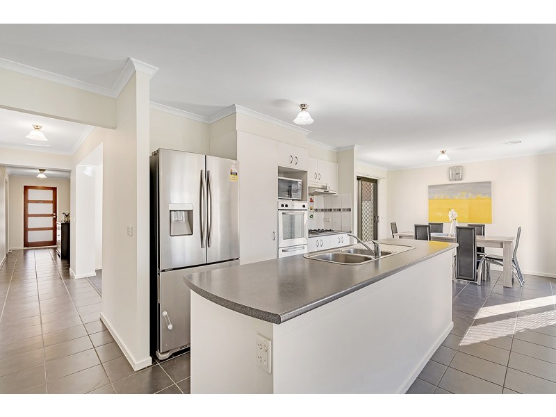 8 Eastwood Place, Craigieburn VIC 3064