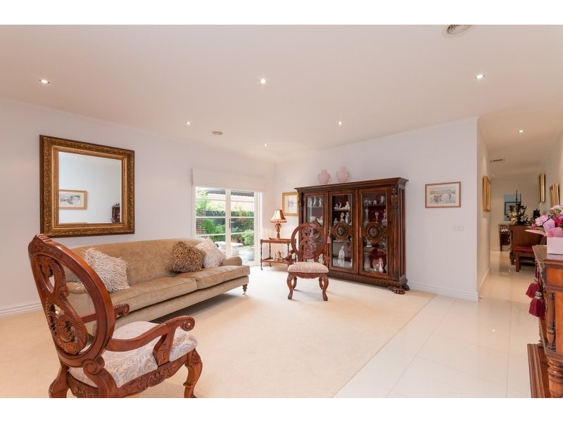 6 Cheltenham Close, Craigieburn VIC 3064