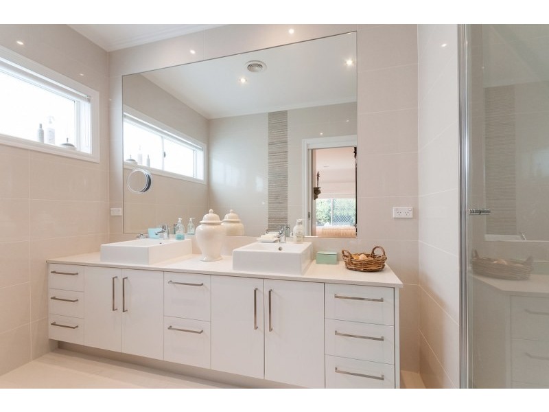 6 Cheltenham Close, Craigieburn VIC 3064