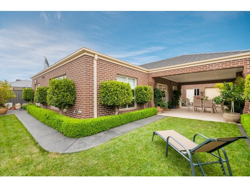 6 Cheltenham Close, Craigieburn VIC 3064