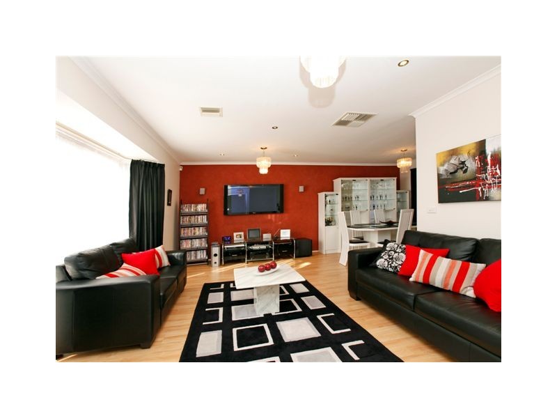 32 Amesbury Avenue, Craigieburn VIC 3064