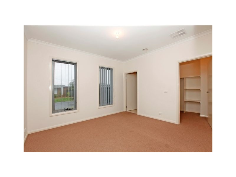 8 Waterway Street, Craigieburn VIC 3064