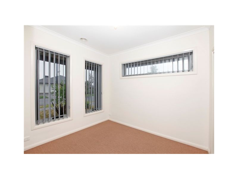 8 Waterway Street, Craigieburn VIC 3064