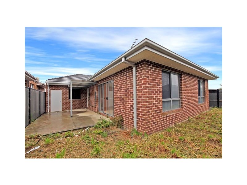 8 Waterway Street, Craigieburn VIC 3064