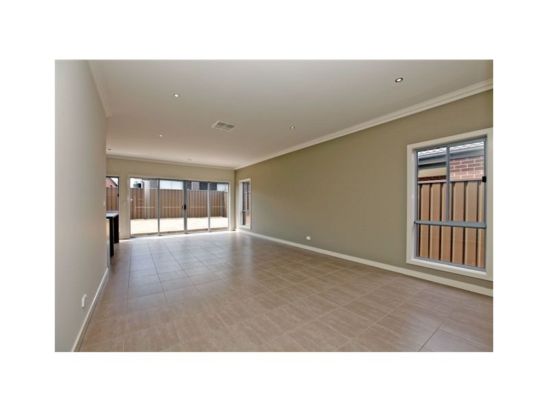 9 Clarendon Street, Craigieburn VIC 3064