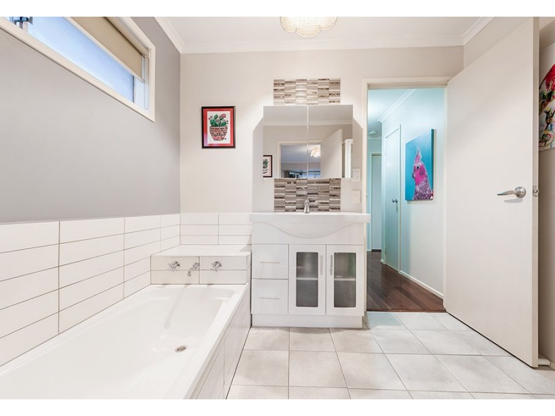 11 Hursley Court, Craigieburn VIC 3064