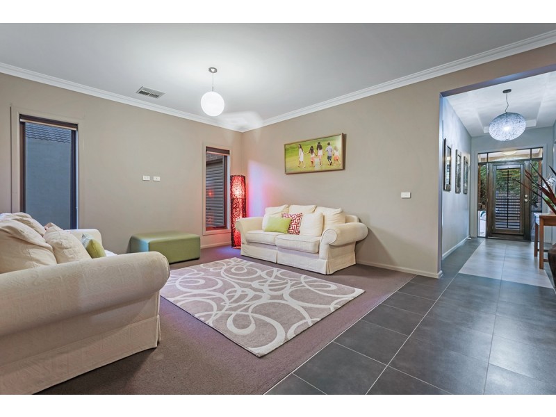 18 Gainsborough Drive, Craigieburn VIC 3064