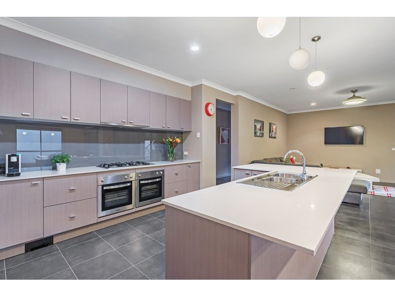 18 Gainsborough Drive, Craigieburn VIC 3064