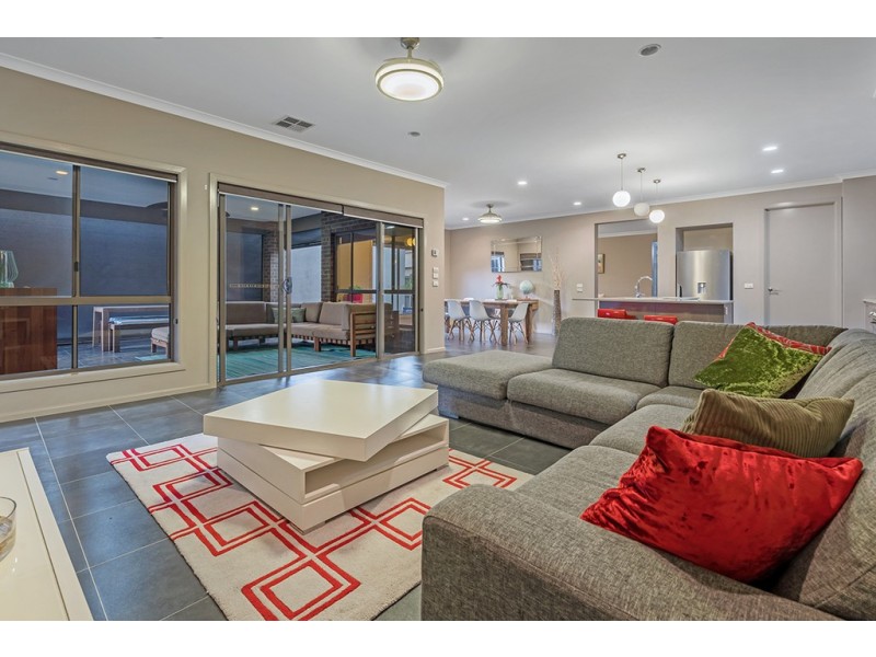 18 Gainsborough Drive, Craigieburn VIC 3064