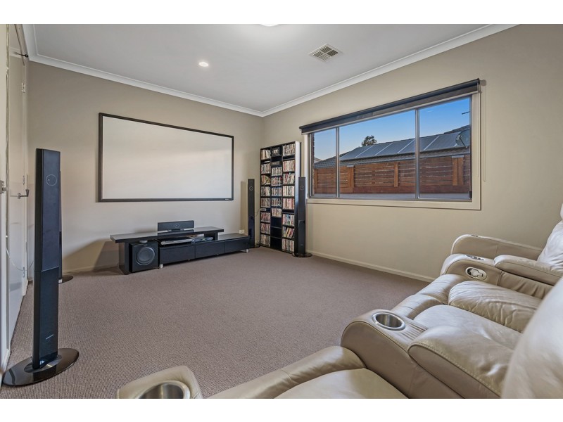 18 Gainsborough Drive, Craigieburn VIC 3064