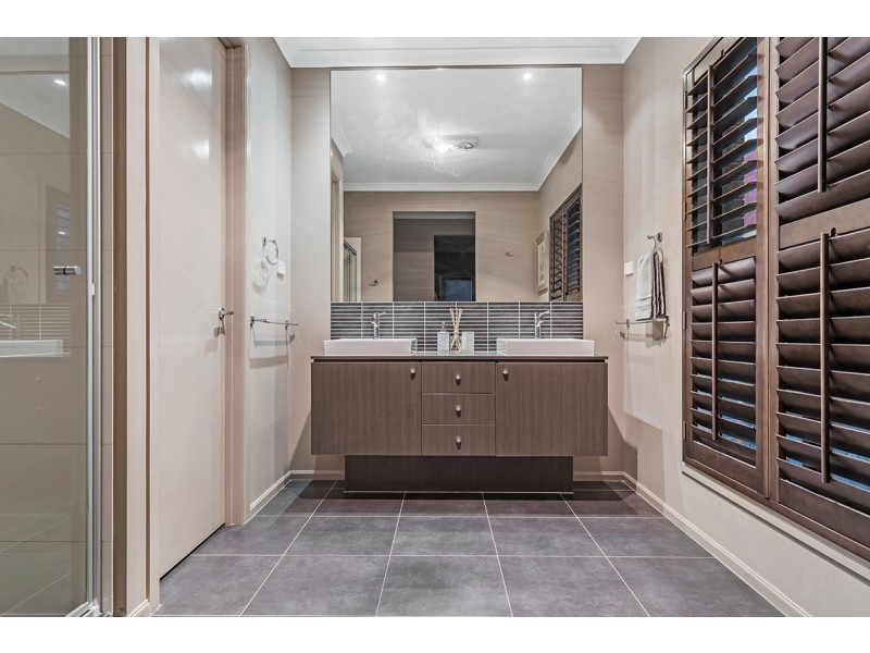 18 Gainsborough Drive, Craigieburn VIC 3064