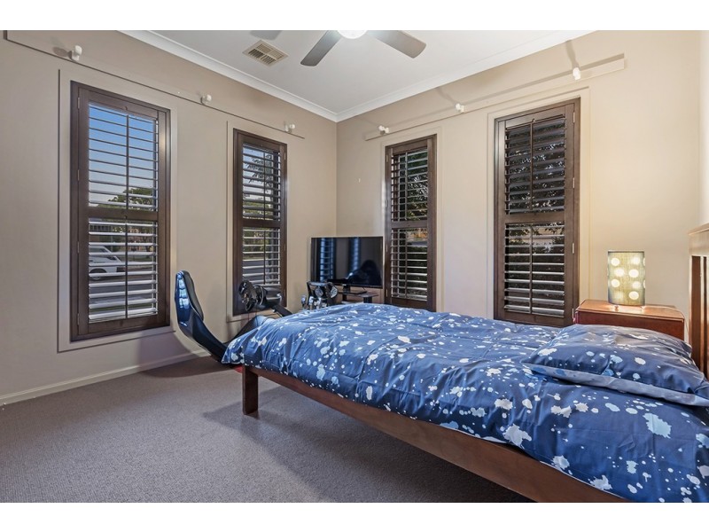 18 Gainsborough Drive, Craigieburn VIC 3064