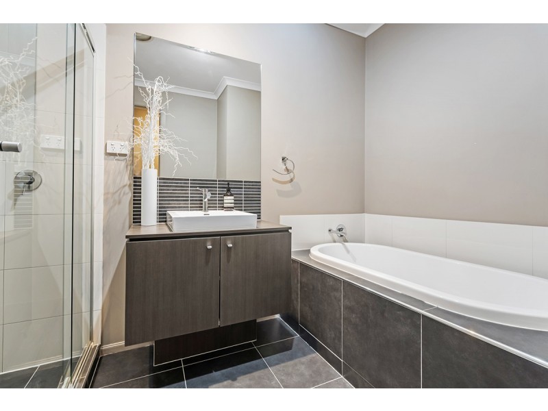 18 Gainsborough Drive, Craigieburn VIC 3064