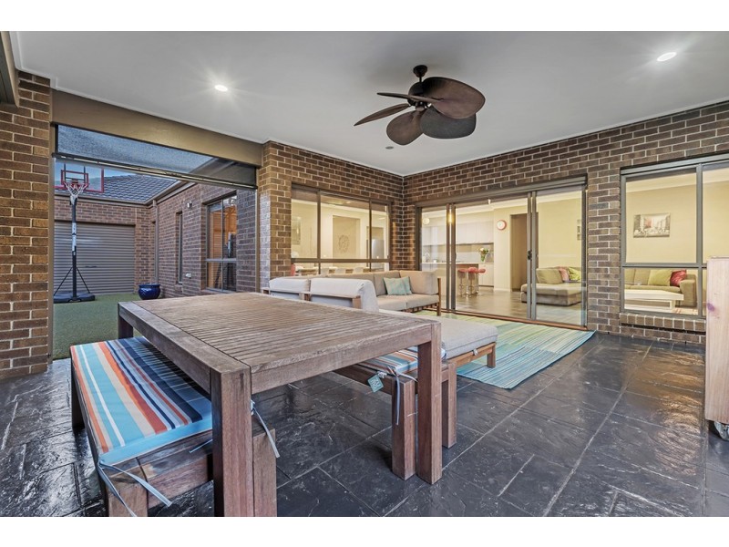 18 Gainsborough Drive, Craigieburn VIC 3064