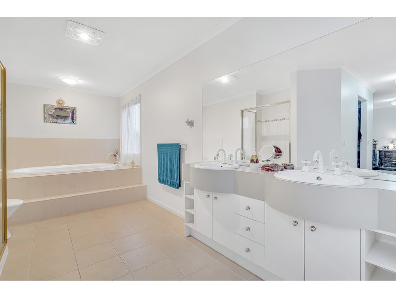 8 Strathallan Grove, Craigieburn VIC 3064
