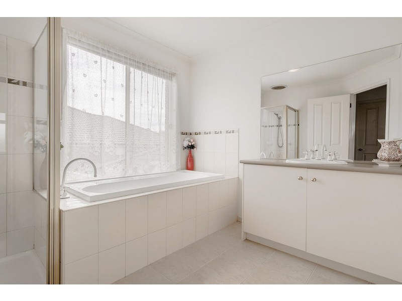 8 Strathallan Grove, Craigieburn VIC 3064