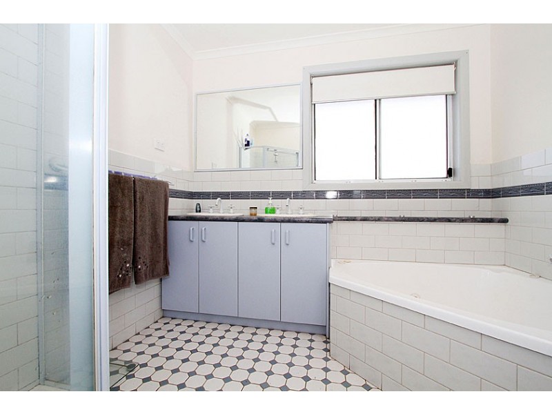 77 Wattleglen Street, Craigieburn VIC 3064