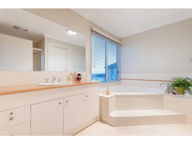 15 Parkside Rise, Craigieburn VIC 3064