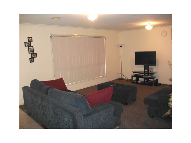 6 Aquila Grove, Roxburgh Park VIC 3064