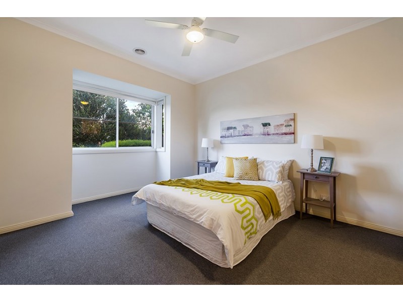 32 Garonne Circuit, Roxburgh Park VIC 3064