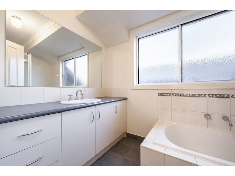 32 Garonne Circuit, Roxburgh Park VIC 3064