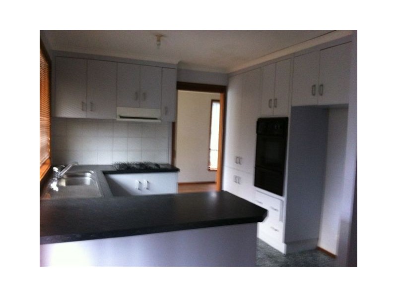 18 Manningtree Parade, Craigieburn VIC 3064